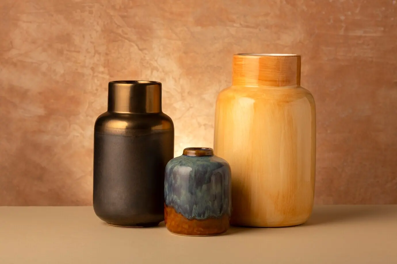 Крупный план композиции современных ваз