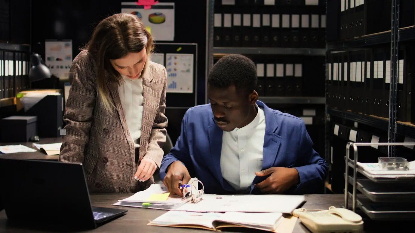 Pizarra enumerando hitos del flujo de trabajo de desarrollo de estrategias de crecimiento de márgenes en fabricación industrial